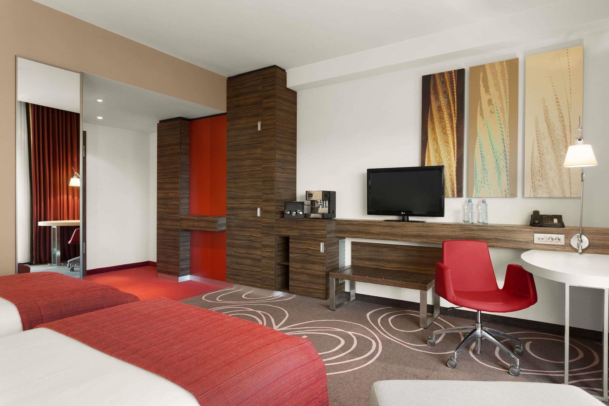 Hotel Ramada Pitesti Exterior photo