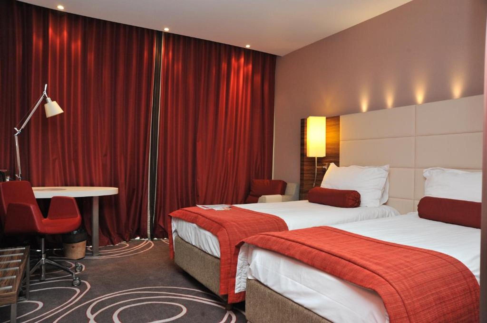 Hotel Ramada Pitesti Exterior photo