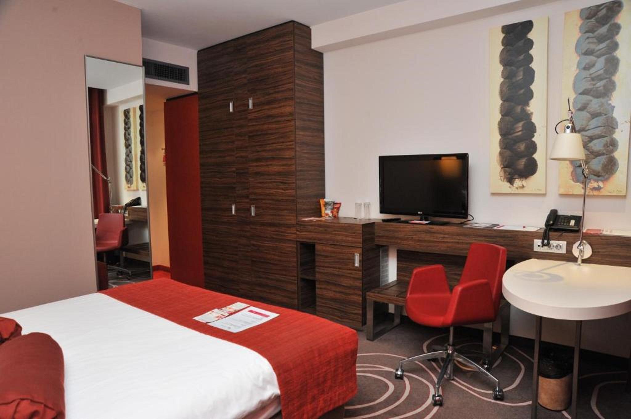 Hotel Ramada Pitesti Exterior photo