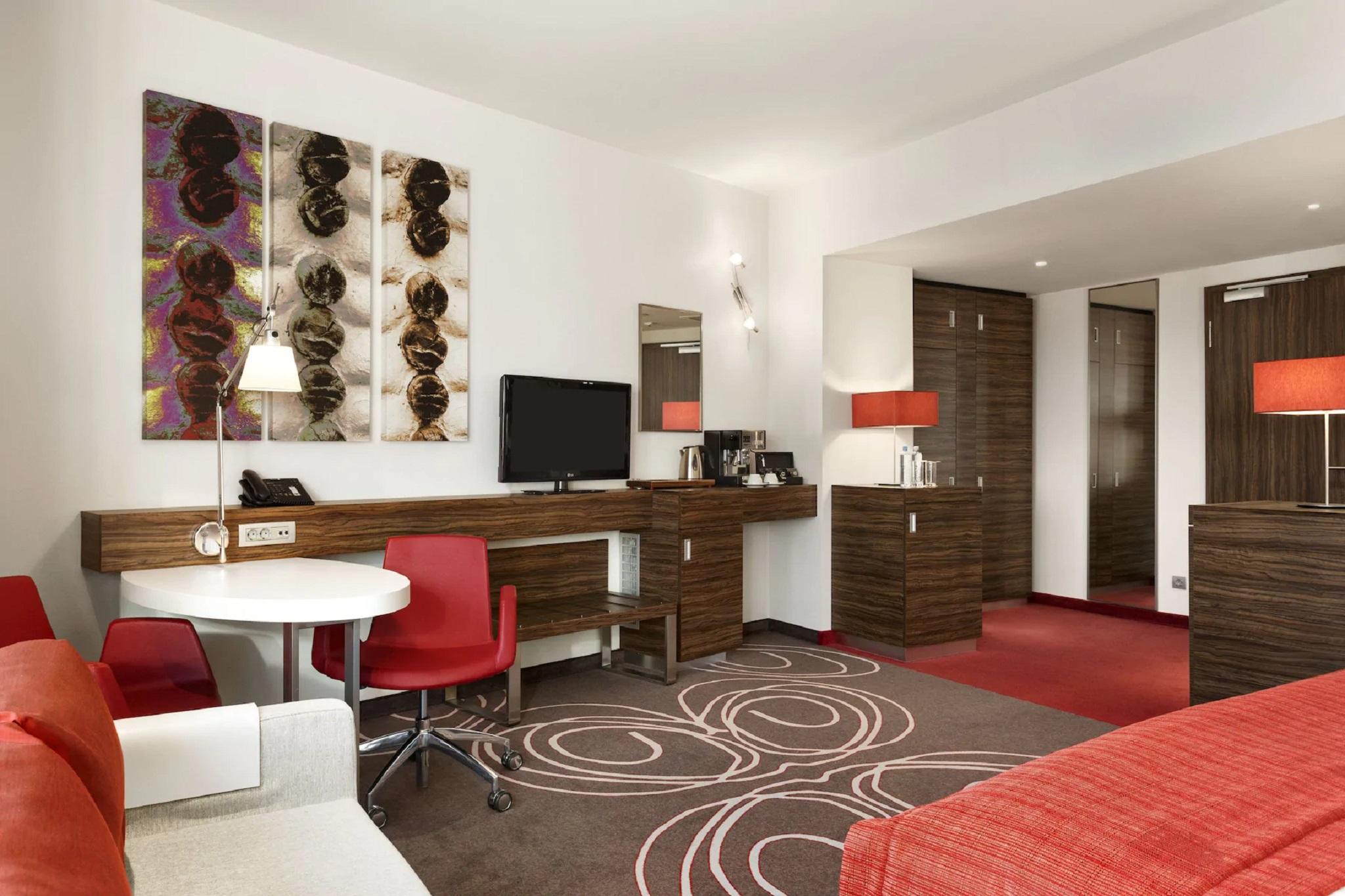 Hotel Ramada Pitesti Exterior photo