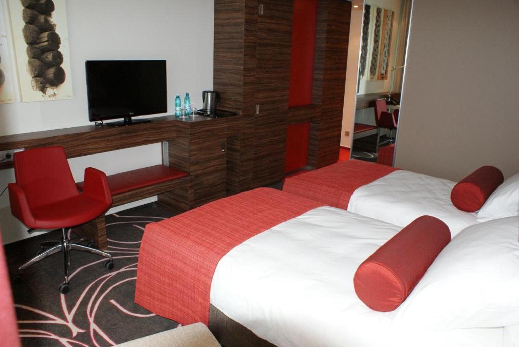 Hotel Ramada Pitesti Exterior photo