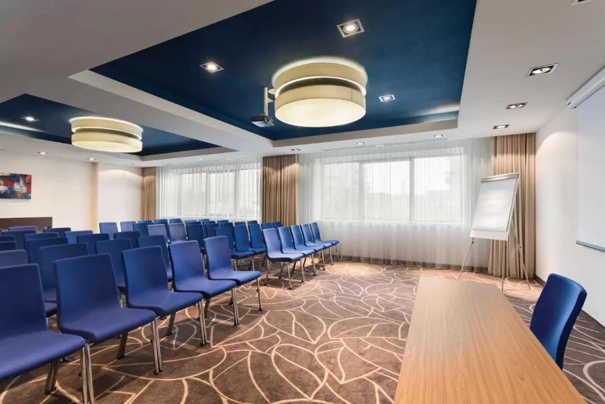 Hotel Ramada Pitesti Exterior photo
