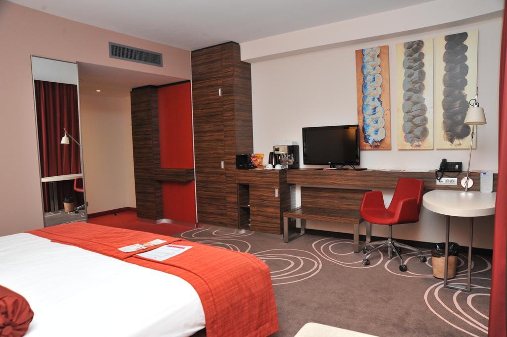 Hotel Ramada Pitesti Exterior photo