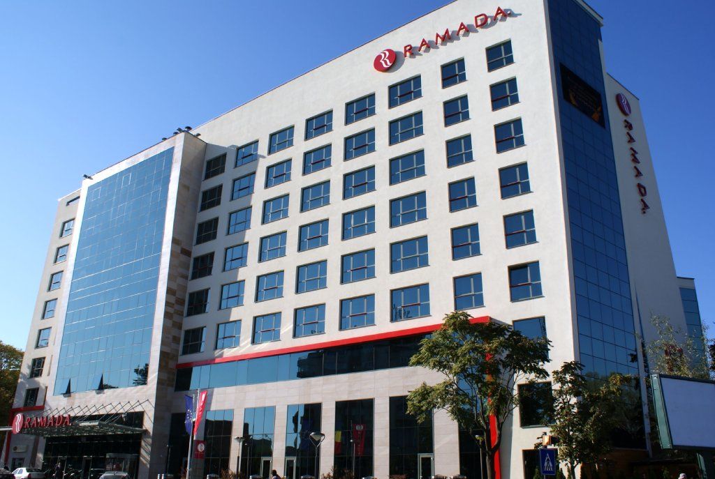 Hotel Ramada Pitesti Exterior photo