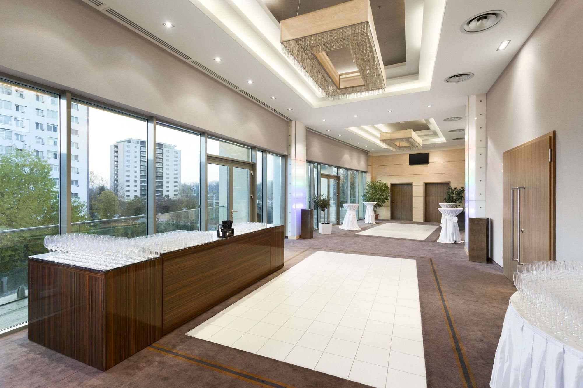 Hotel Ramada Pitesti Exterior photo
