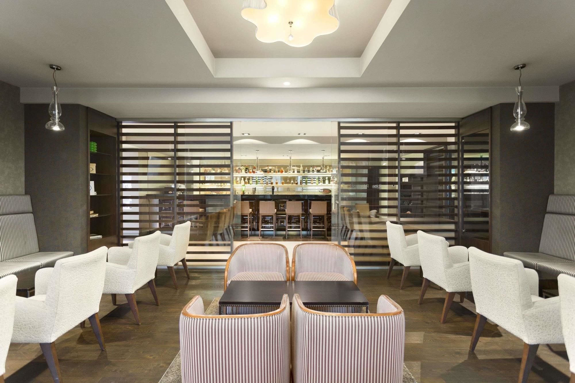 Hotel Ramada Pitesti Exterior photo